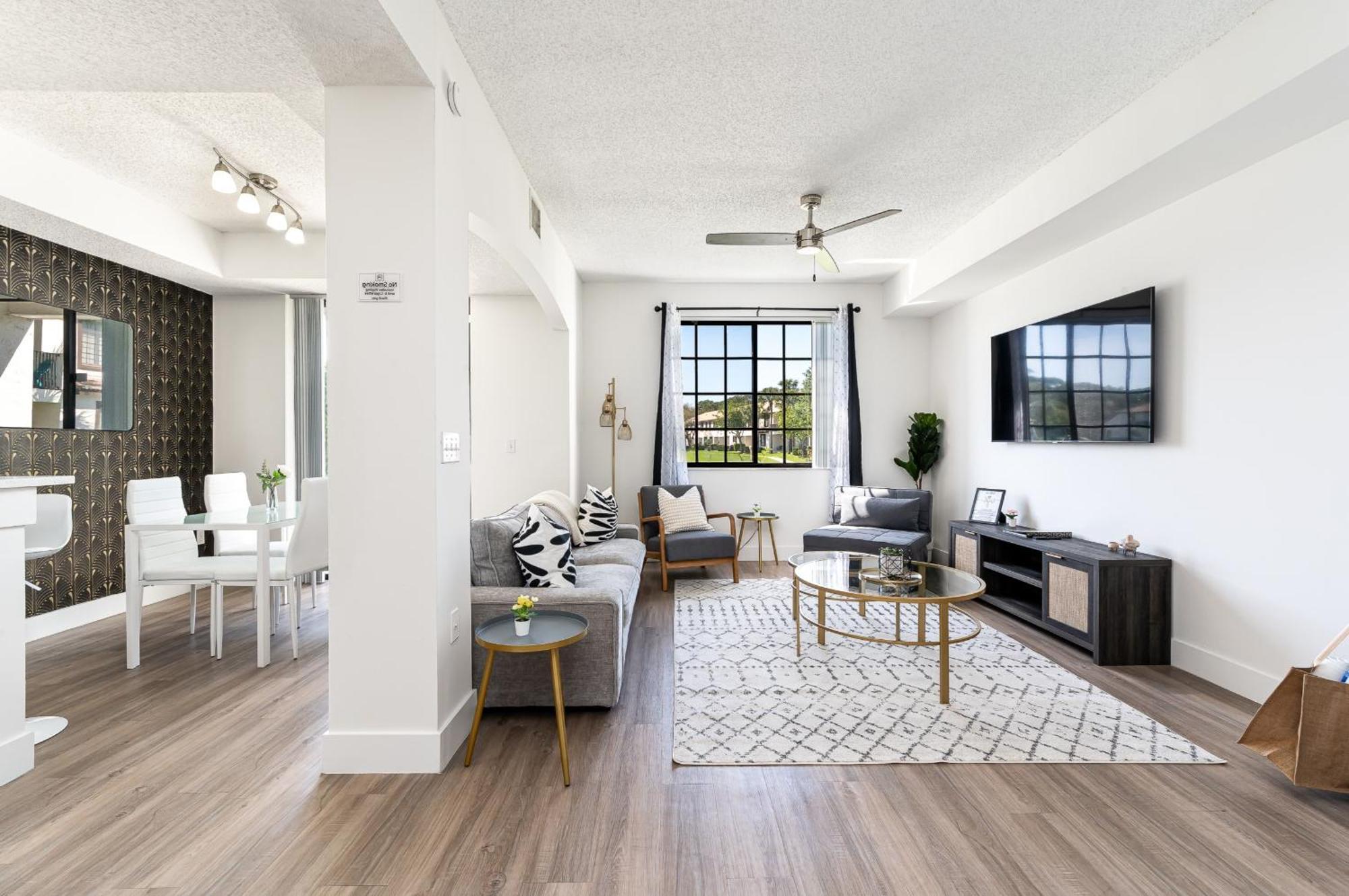 Newly Renovated Townhome With King Bed デルレイビーチ エクステリア 写真