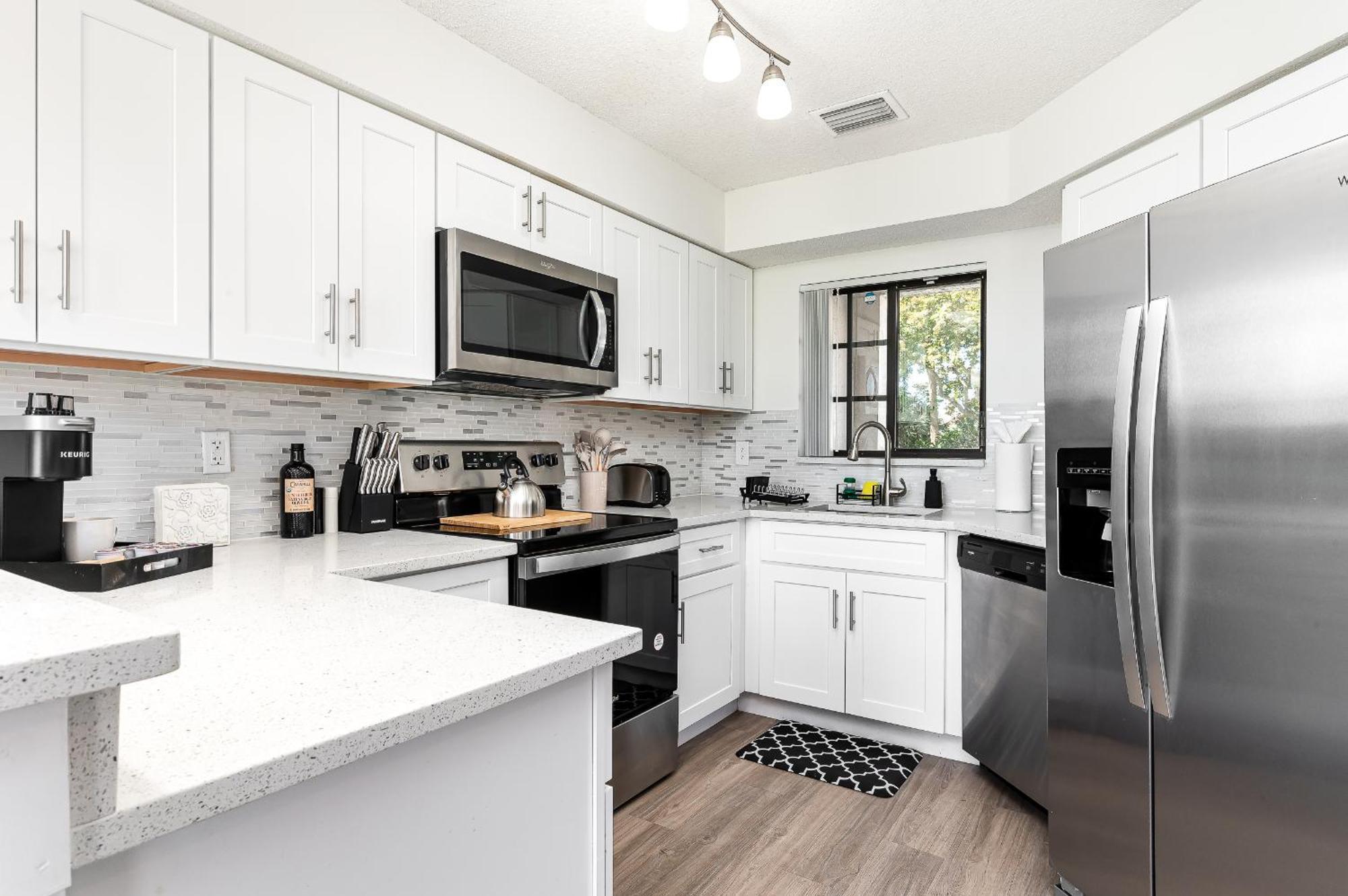 Newly Renovated Townhome With King Bed デルレイビーチ エクステリア 写真